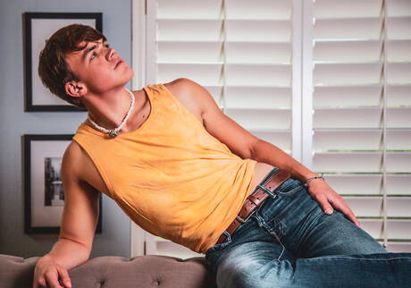 Der heiße amerikanische Twink Derek Shaw posiert nackt