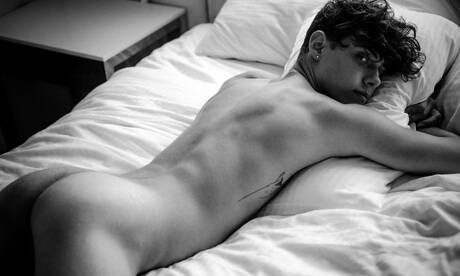 Der junge Amerikaner Asher Haynes posiert nackt und zeigt seinen knackigen Hintern