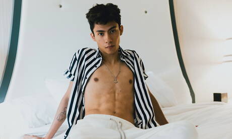 Der junge Lateinamerikaner Luca Ambrose posiert nackt und zeigt seinen heißen Arsch