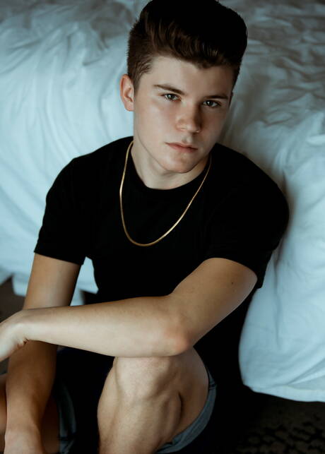 Le minet américain Silas Brooks pose nu et montre ses fesses serrées