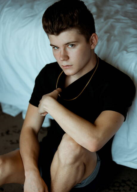 Le minet américain Silas Brooks pose nu et montre ses fesses serrées