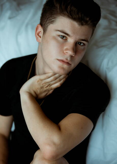 Le minet américain Silas Brooks pose nu et montre ses fesses serrées