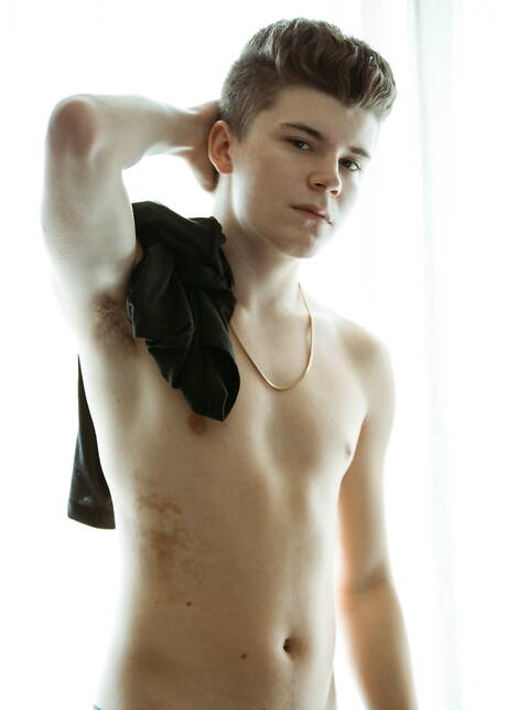 Le minet américain Silas Brooks pose nu et montre ses fesses serrées
