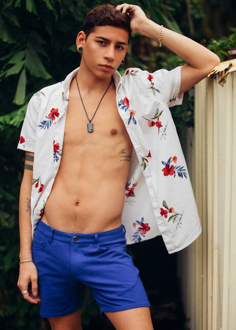 Der heiße Latino-Twink Aiden Garcia zieht sich aus und zeigt seinen knackigen Hintern am Pool