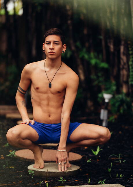 Der heiße Latino-Twink Aiden Garcia zieht sich aus und zeigt seinen knackigen Hintern am Pool