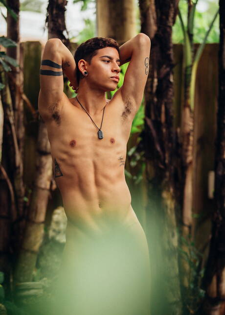 Der heiße Latino-Twink Aiden Garcia zieht sich aus und zeigt seinen knackigen Hintern am Pool