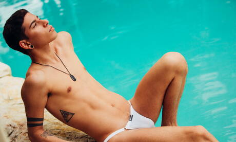 Der heiße Latino-Twink Aiden Garcia zieht sich aus und zeigt seinen knackigen Hintern am Pool