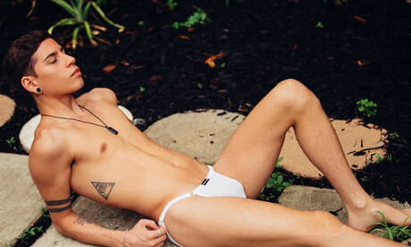 Der heiße Latino-Twink Aiden Garcia zieht sich aus und zeigt seinen knackigen Hintern am Pool