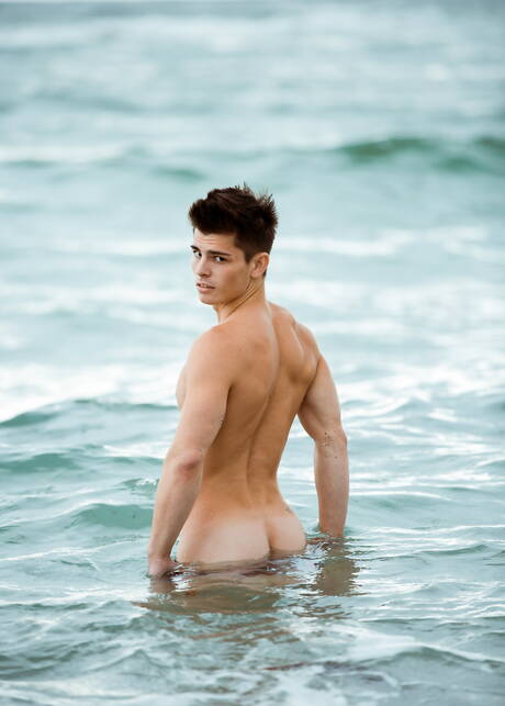 Amerykański gorący młodzieniec Seth Peterson obnaża się i pokazuje tyłek na plaży