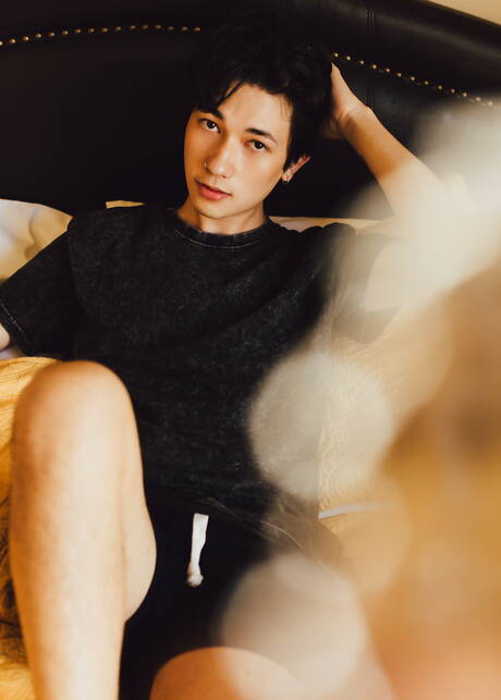 亞洲年輕女孩里斯傑克森全裸出鏡，展現漂亮臀部