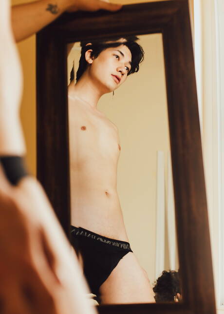 亞洲年輕女孩里斯傑克森全裸出鏡，展現漂亮臀部