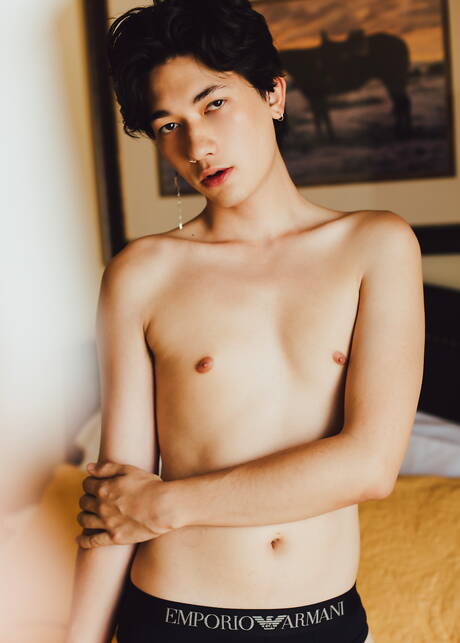 亞洲年輕女孩里斯傑克森全裸出鏡，展現漂亮臀部