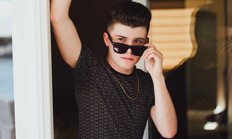 Le jeune américain Silas Brooks se déshabille et montre ses fesses serrées