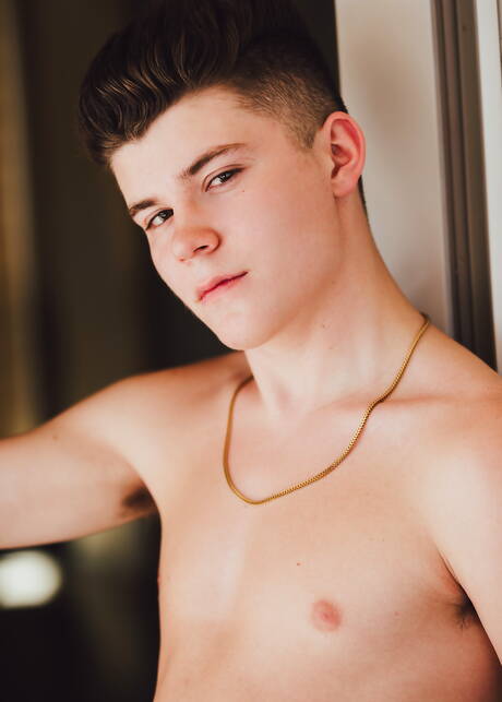 Il giovane americano Silas Brooks si spoglia e mostra il suo sedere sodo