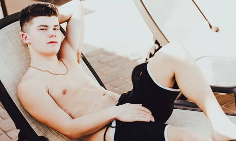 Il giovane americano Silas Brooks si spoglia e mostra il suo sedere sodo