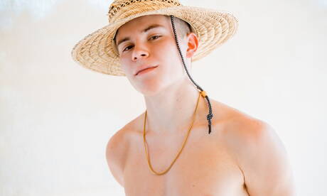 Il giovane americano Silas Brooks si spoglia e mostra il suo sedere sodo