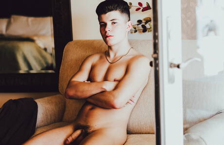 Il giovane americano Silas Brooks si spoglia e mostra il suo sedere sodo