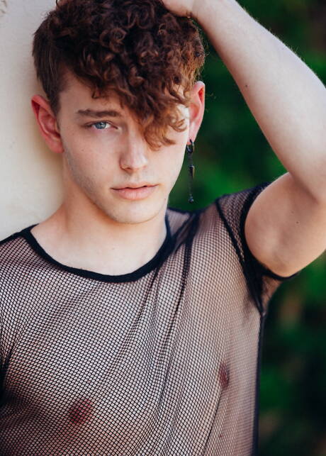 Der amerikanische Schönling Spencer Locke posiert nackt und zeigt seinen Hintern am Pool