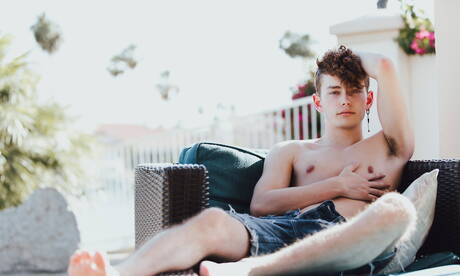 Der amerikanische Schönling Spencer Locke posiert nackt und zeigt seinen Hintern am Pool