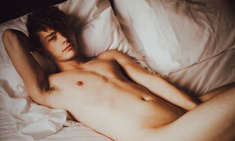 Der amerikanische Schönling Spencer Locke posiert nackt und zeigt seinen Hintern am Pool