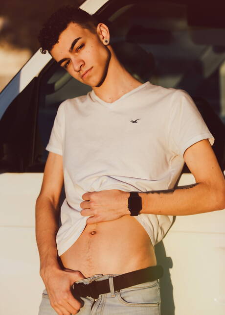 Młody Amerykanin Jace Myers pozuje nago i pokazuje ładny tyłek na zewnątrz