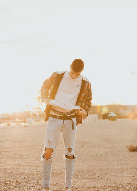 Młody Amerykanin Jace Myers pozuje nago i pokazuje ładny tyłek na zewnątrz