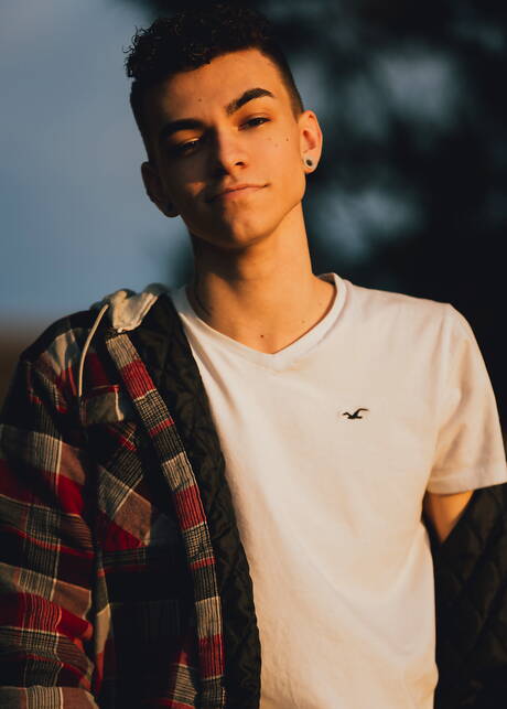 Młody Amerykanin Jace Myers pozuje nago i pokazuje ładny tyłek na zewnątrz