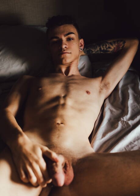 Młody Amerykanin Jace Myers pozuje nago i pokazuje ładny tyłek na zewnątrz