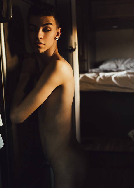 Młody Amerykanin Jace Myers pozuje nago i pokazuje ładny tyłek na zewnątrz