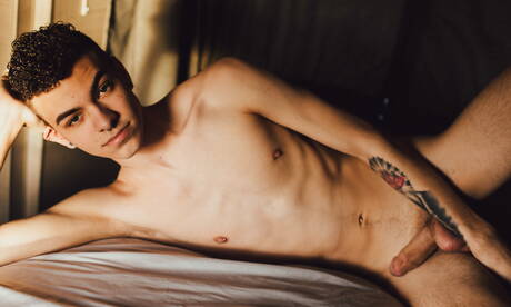 Młody Amerykanin Jace Myers pozuje nago i pokazuje ładny tyłek na zewnątrz