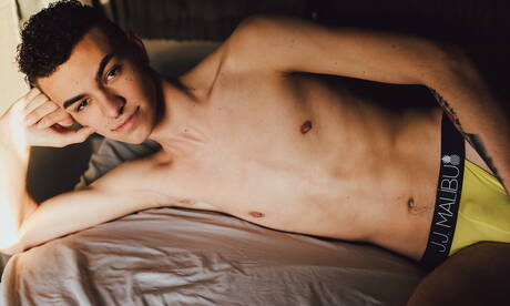 Młody Amerykanin Jace Myers pozuje nago i pokazuje ładny tyłek na zewnątrz