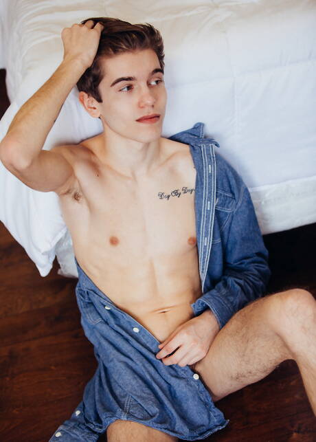 American twink Levi Rhodes undressing and showing his butt