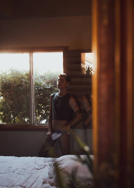 Der junge Lateinamerikaner Aiden Garcia posiert nackt und zeigt seinen Hintern