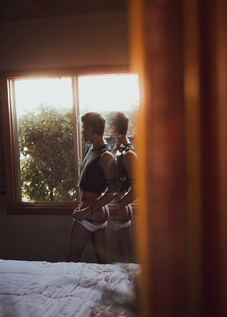 Der junge Lateinamerikaner Aiden Garcia posiert nackt und zeigt seinen Hintern