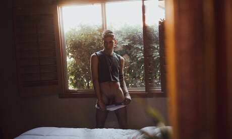 Der junge Lateinamerikaner Aiden Garcia posiert nackt und zeigt seinen Hintern