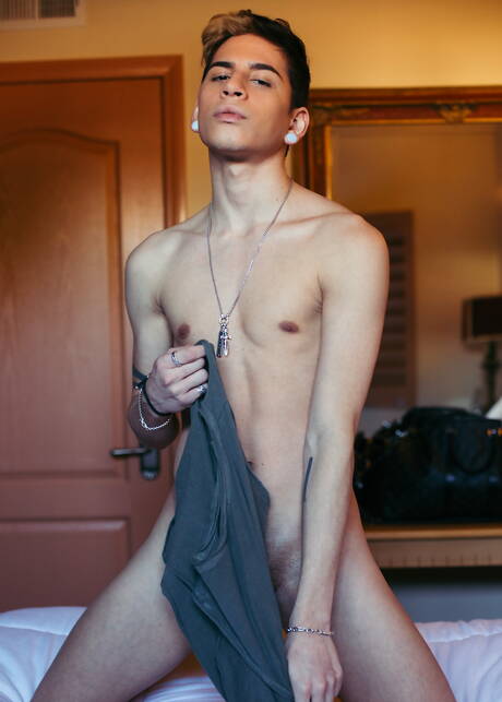 Der junge Lateinamerikaner Aiden Garcia posiert nackt und zeigt seinen Hintern