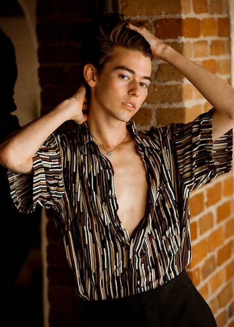 Le jeune américain Austin Lovett se déshabille et montre ses fesses