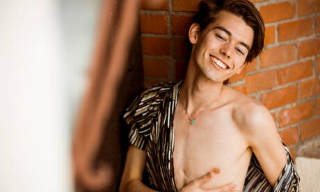 Le jeune américain Austin Lovett se déshabille et montre ses fesses