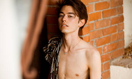 Le jeune américain Austin Lovett se déshabille et montre ses fesses