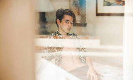 Le jeune américain Austin Lovett se déshabille et montre ses fesses