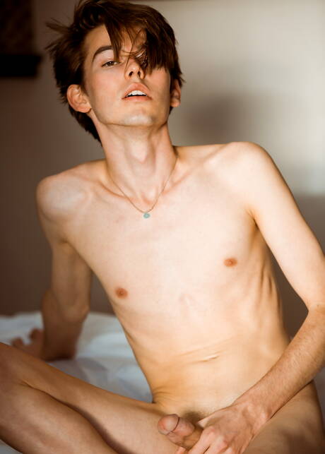 Le jeune américain Austin Lovett se déshabille et montre ses fesses