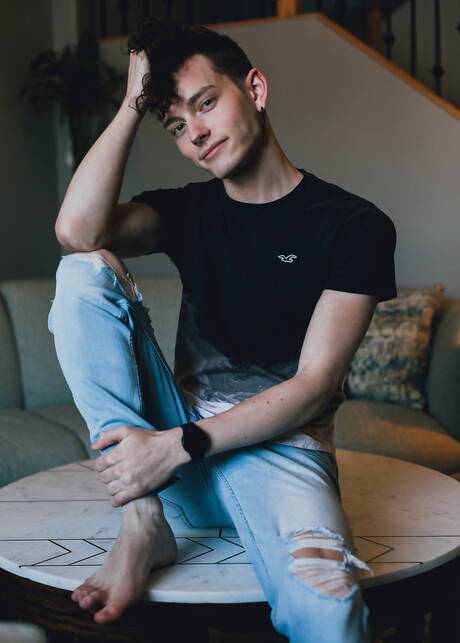 Il giovane americano Spencer Locke posa nudo e mostra il suo culo stretto