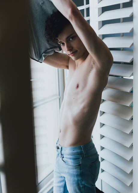 Helix Studios: Młody amerykański facet Spencer Locke pozuje nago i pokazuje ciasny tyłek