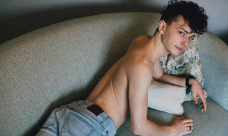 Il giovane americano Spencer Locke posa nudo e mostra il suo culo stretto