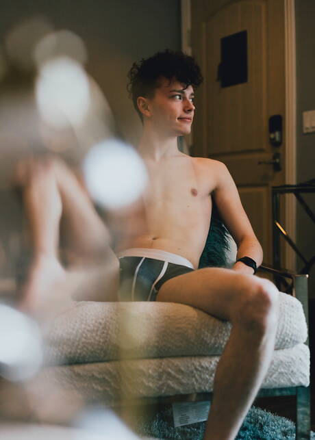 Der junge Amerikaner Spencer Locke posiert nackt und zeigt seinen knackigen Hintern