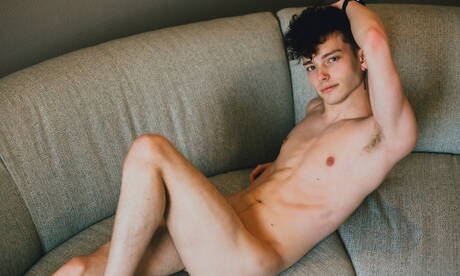 Il giovane americano Spencer Locke posa nudo e mostra il suo culo stretto