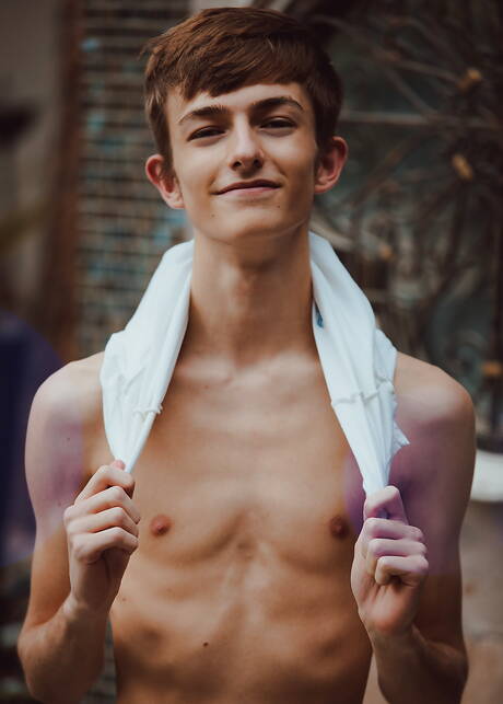 Le minet américain Aaron Roberts pose nu et montre ses belles fesses dans la piscine