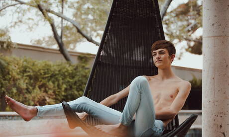 Le minet américain Aaron Roberts pose nu et montre ses belles fesses dans la piscine