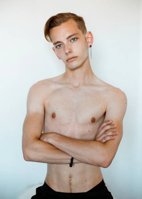 Der junge Amerikaner Spencer Locke zieht sich aus und zeigt einen schönen Hintern