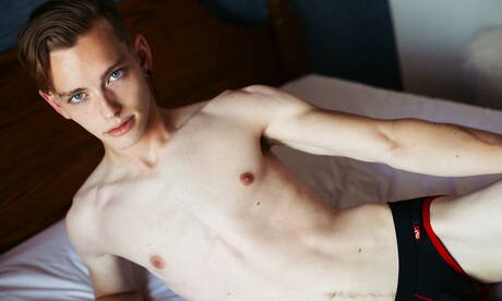 Der junge Amerikaner Spencer Locke zieht sich aus und zeigt einen schönen Hintern